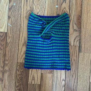 Knit strapless top.